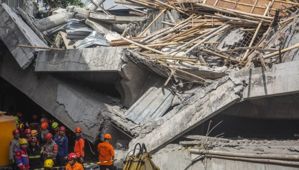 Desplome de colegio en Java deja trágico saldo de víctimas y heridos