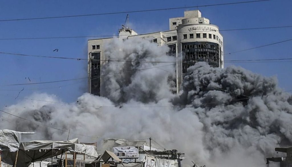 Crisis en Gaza: Miles de palestinos quedan sin hogar tras bombardeos.