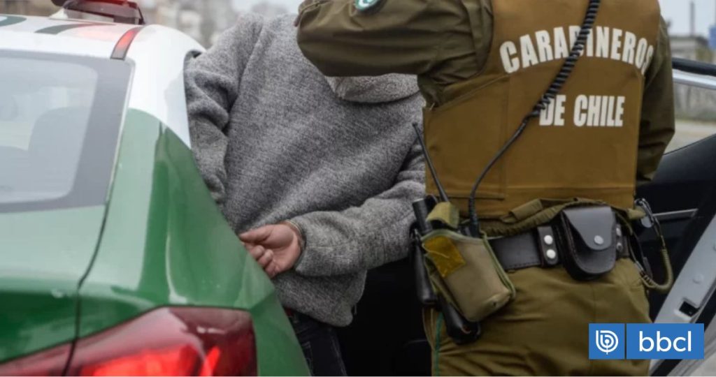 Hombre en Puerto Octay amenaza a Carabineros con un hacha en plena calle