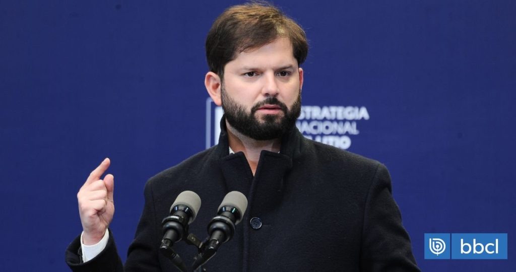 Boric defiende políticas laborales ante críticas del Banco Central.