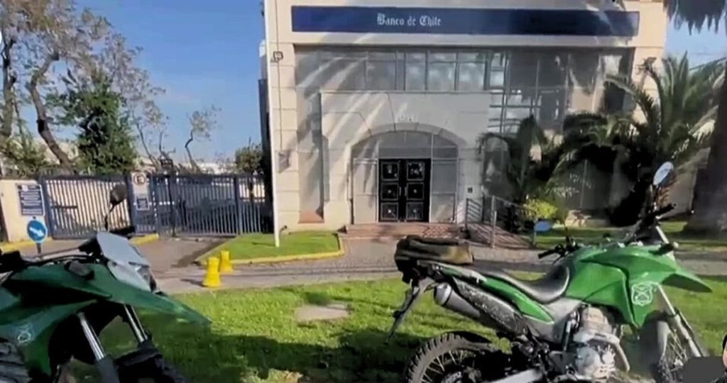 Guardia impide violento asalto en banco de Cerrillos