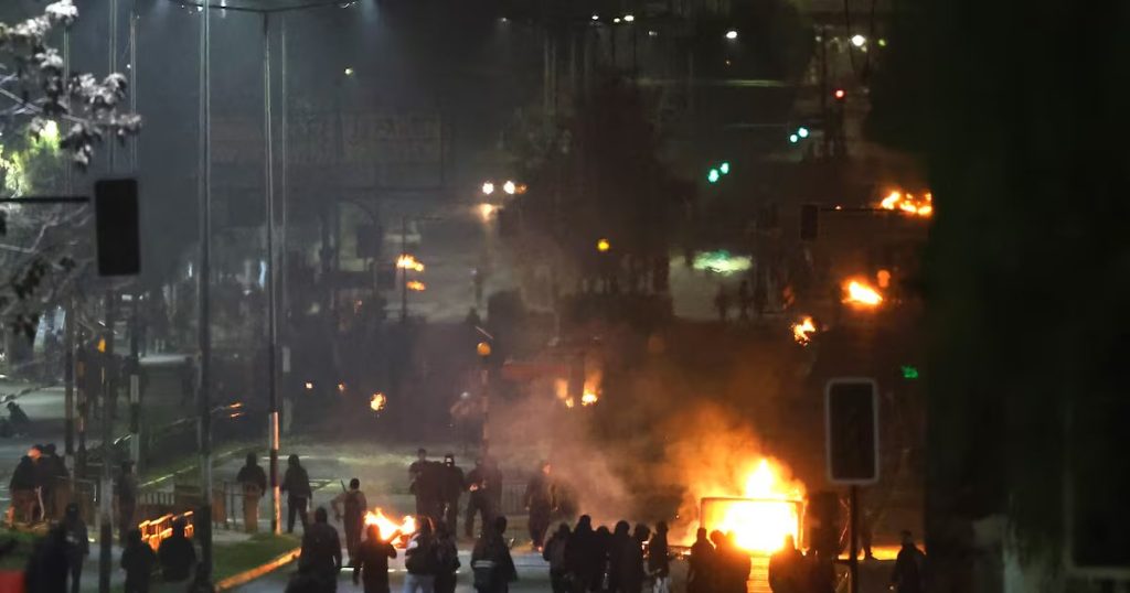 Conmoción en Santiago: Enfrentamientos en el Aniversario del Golpe