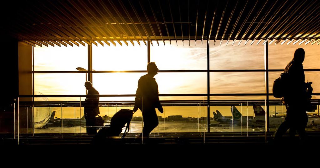 Ataque hutí interrumpe operaciones en aeropuerto israelí