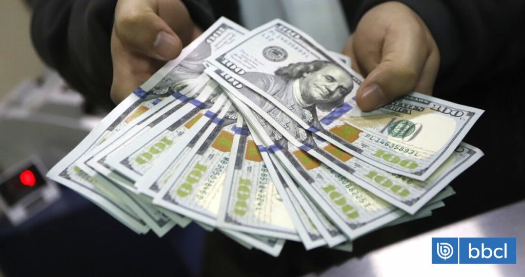 Dólar se dispara en Chile mientras la Fed decide sobre tasas de interés