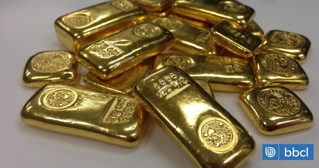 El oro alcanza un récord histórico al superar los US$3.700