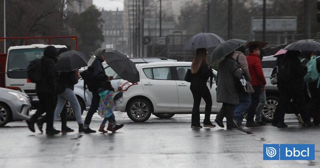 Sistema frontal traerá lluvias y frío intenso a la RM este fin de semana.