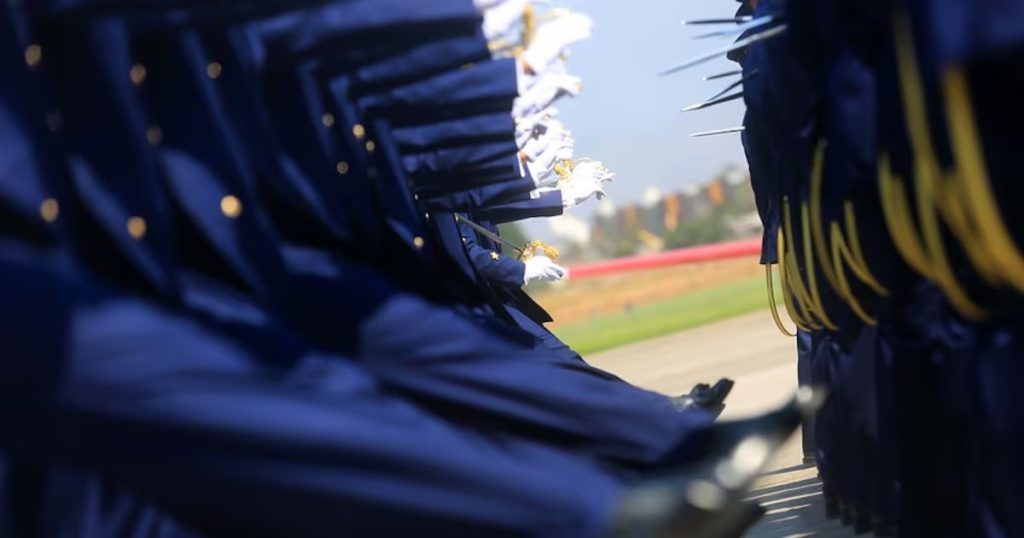 Cadete de la FACH expulsado por filtrar contenido íntimo.