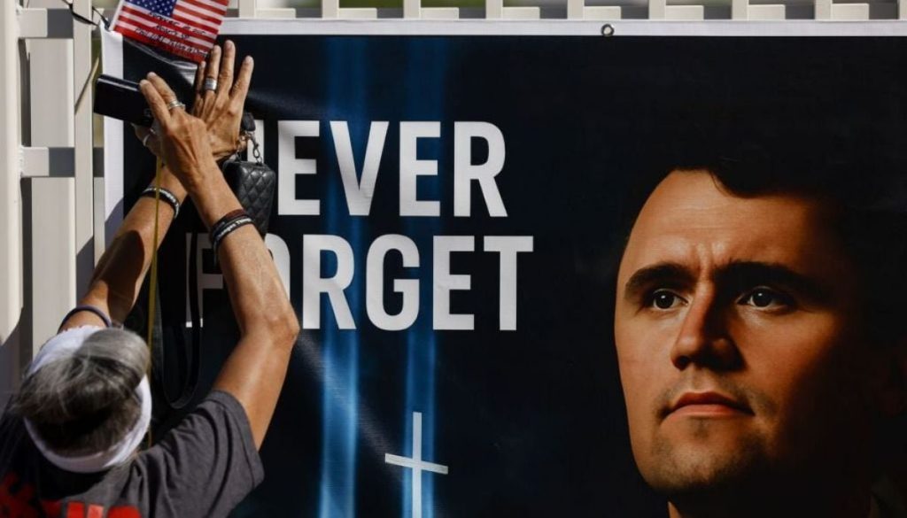 Miles despiden al activista Charlie Kirk en Arizona con gran emoción