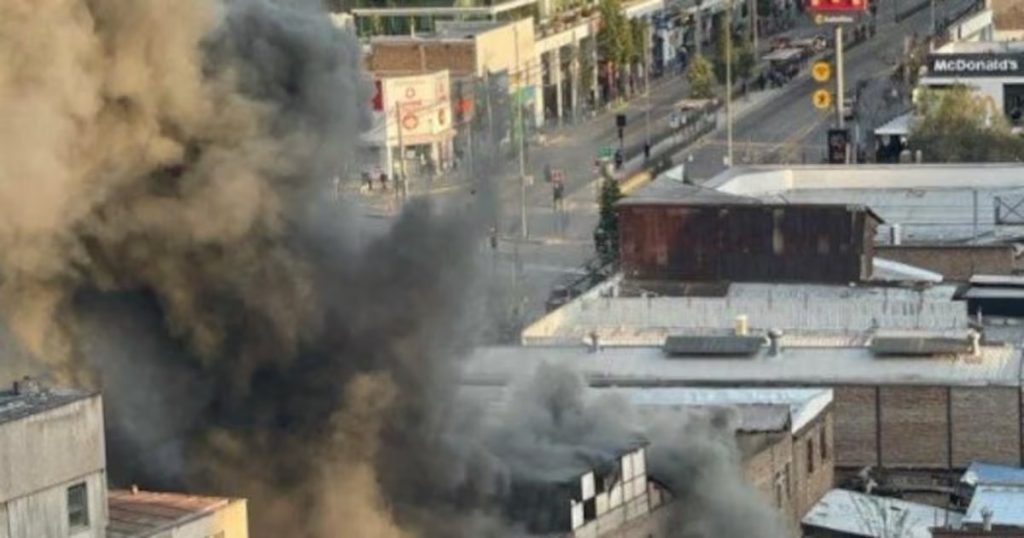 Incendio en Independencia: Padre e hijo gravemente heridos