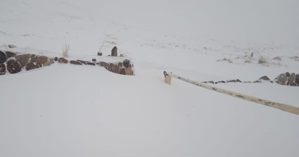 Aislados en Cajón del Maipo: Nieve bloquea el acceso a las termas.
