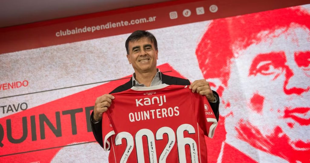 Gustavo Quinteros asume el mando de Independiente hasta 2026.
