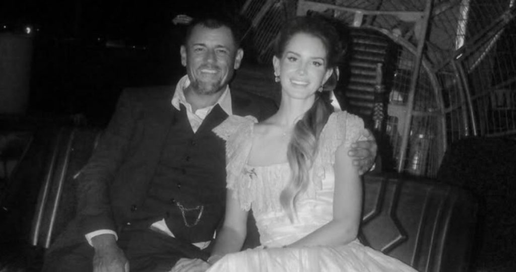 Lana del Rey revela fotos inéditas de su boda secreta en Luisiana.