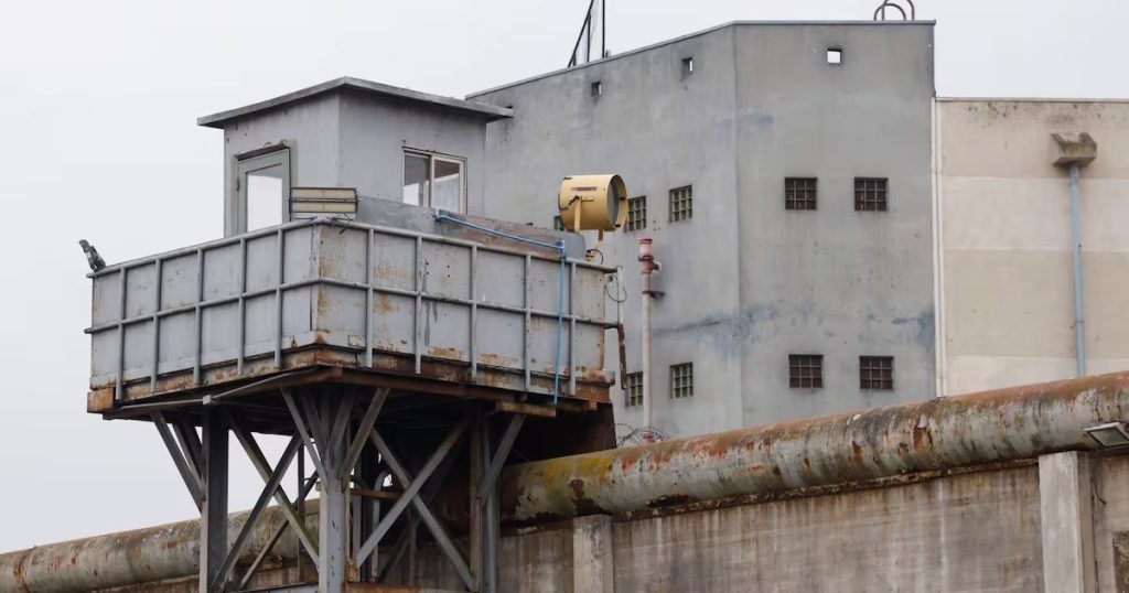 Más de 1.900 armas incautadas en operativos penitenciarios extensos.