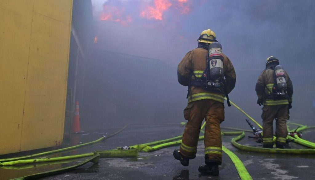 Tragedia en La Pintana: Incendio cobra una vida y afecta a cinco hogares