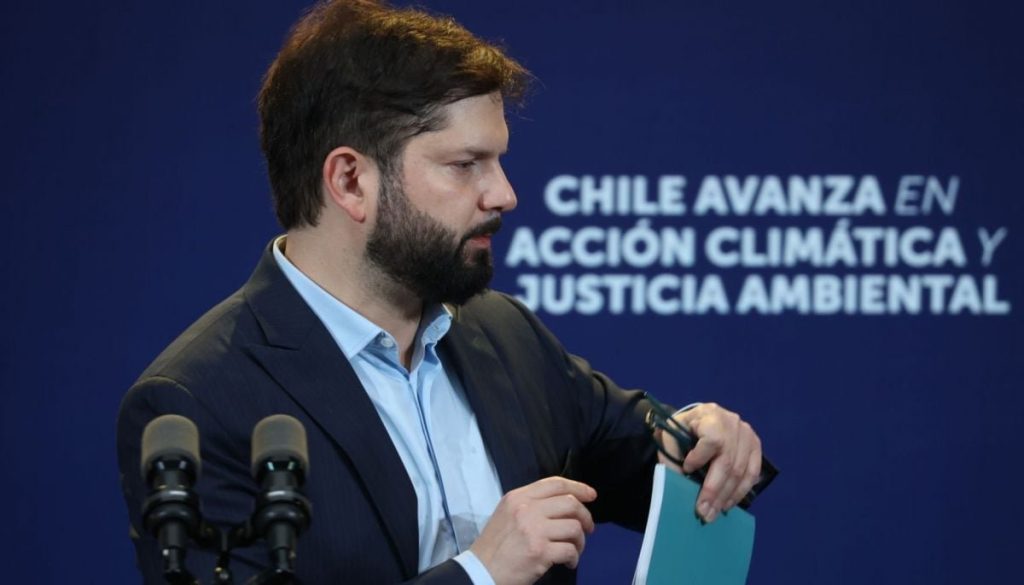 Presidente Boric enfrenta críticas por urgencia en aborto legal