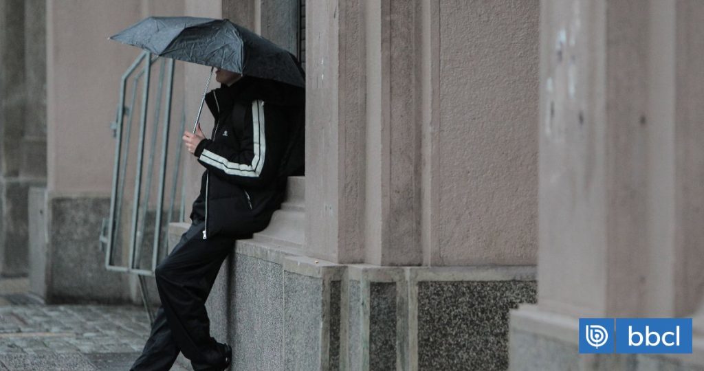 Santiago se prepara para intensas lluvias en Fiestas Patrias.