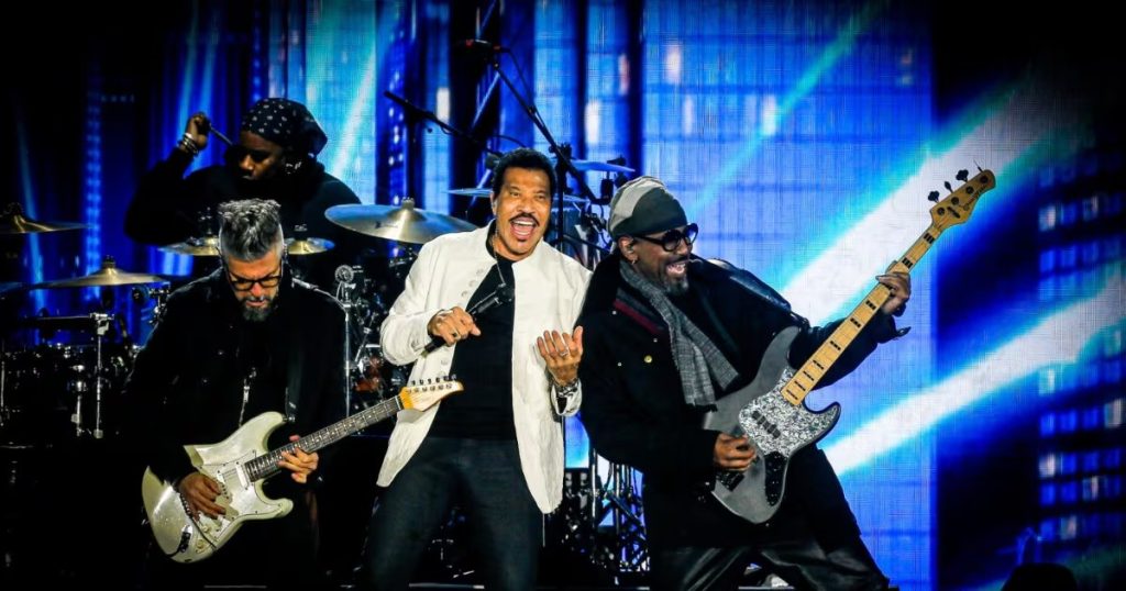 Lionel Richie: Impactante Debut en el Claro Arena de Chile