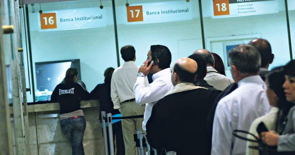 Sindicatos Exigen Restaurar Feriado Bancario en Chile