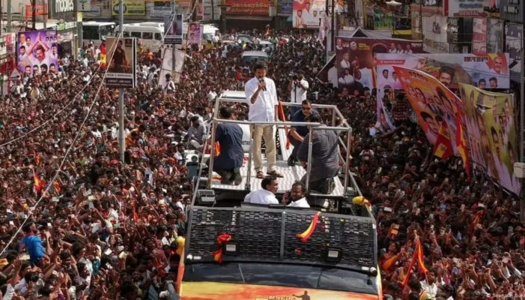 Tragedia en India: Estampida Mortal en Mitin Electoral