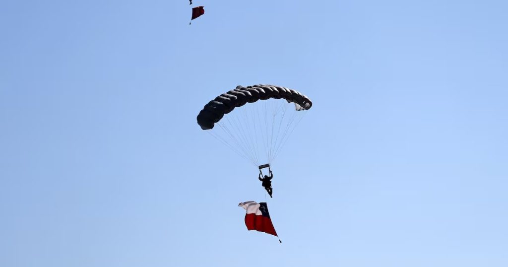 Gabriel Boric celebra la histórica inclusión de mujeres en la Parada Militar