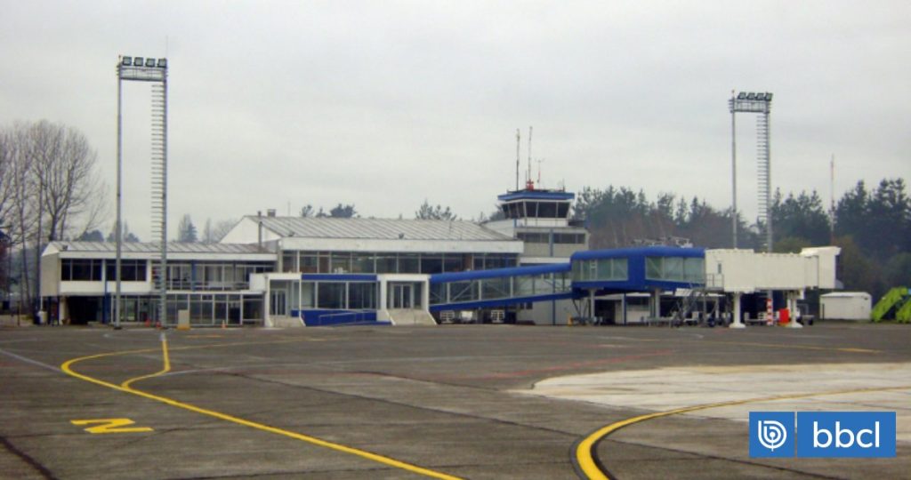 Pasajeros en Osorno enfrentan largas horas de espera por problemas en pista