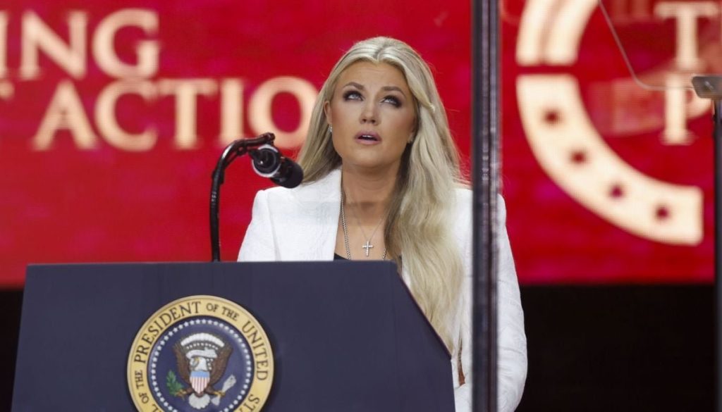 Erika Kirk perdona al asesino de su esposo y asume un nuevo liderazgo