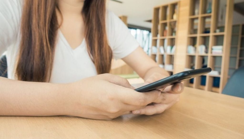 Uso de celulares en colegios: el debate sigue en el Senado