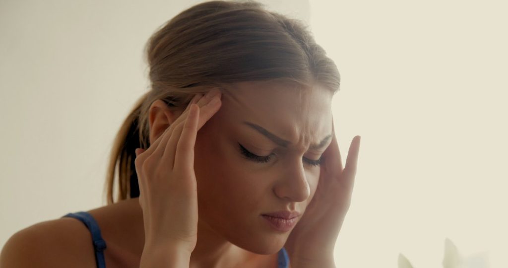 Por qué las migrañas afectan más a mujeres que a hombres