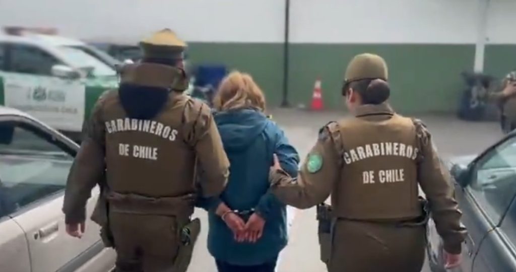 Mujer acusada de parricidio: arma clave en la investigación policial.