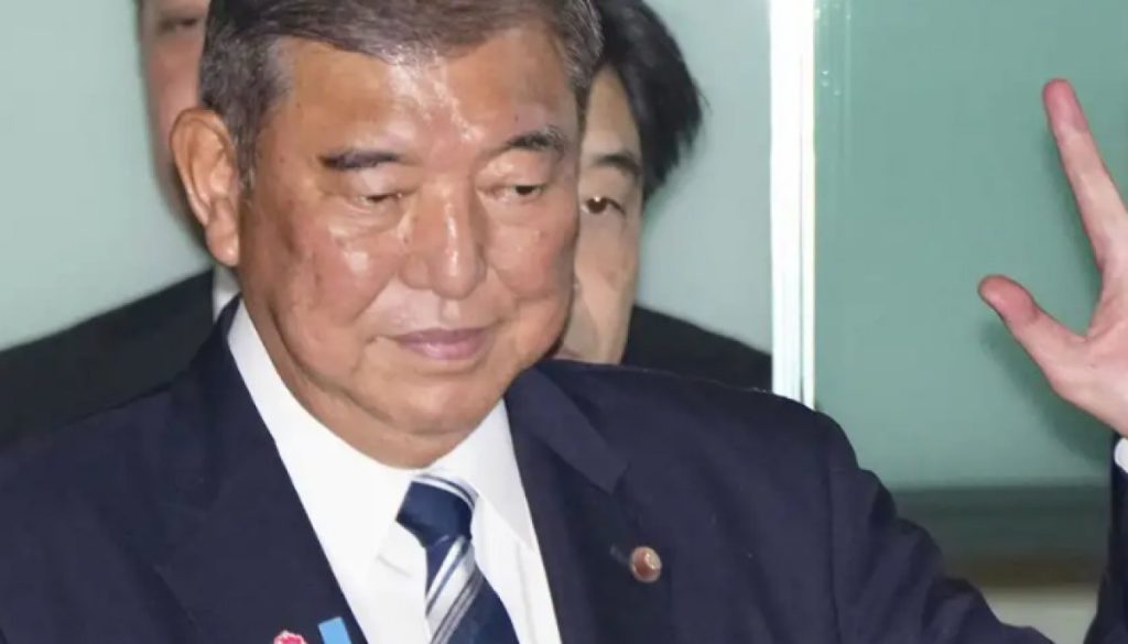 Renuncia del Primer Ministro de Japón Sacude el Escenario Político