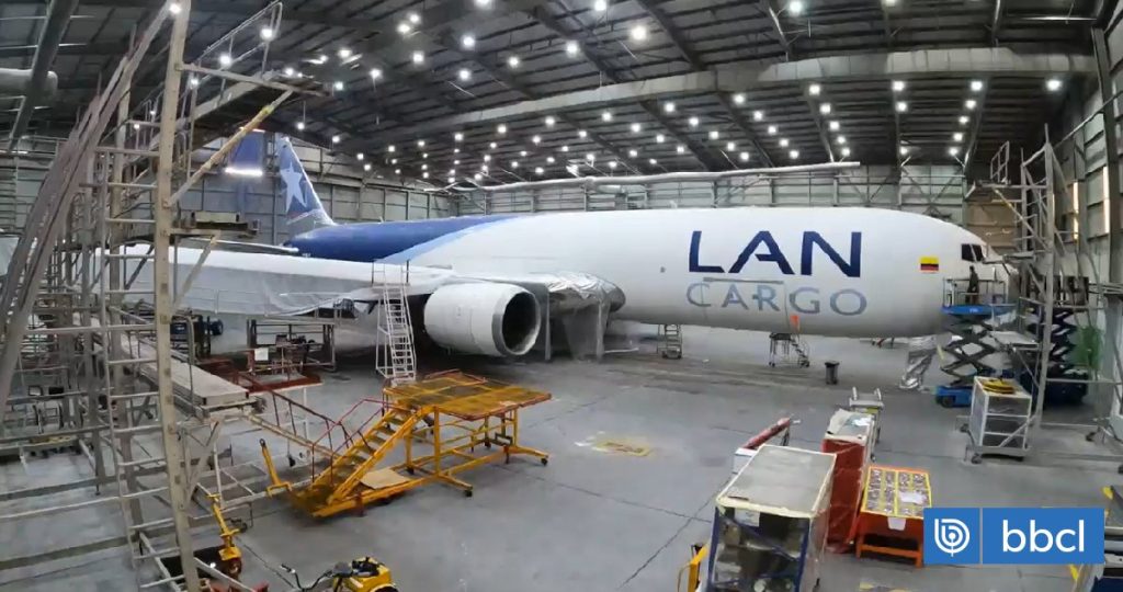 El último avión de LAN se convierte en Latam, cerrando una era.