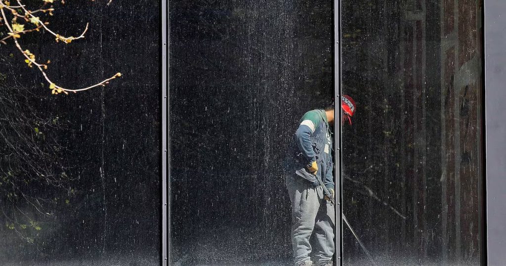 Desempleo en Chile baja y se crean 120 mil nuevos empleos.