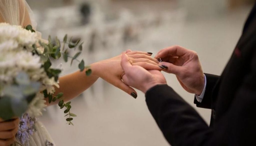 Hombre descubre por error que llevaba años casado