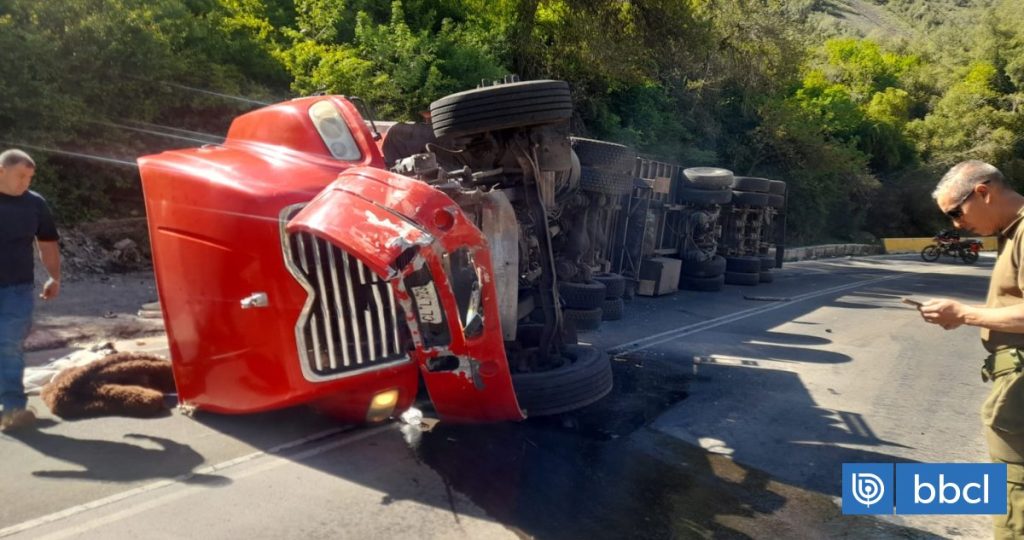 Impactante accidente de camión en Los Andes deja tres heridos.
