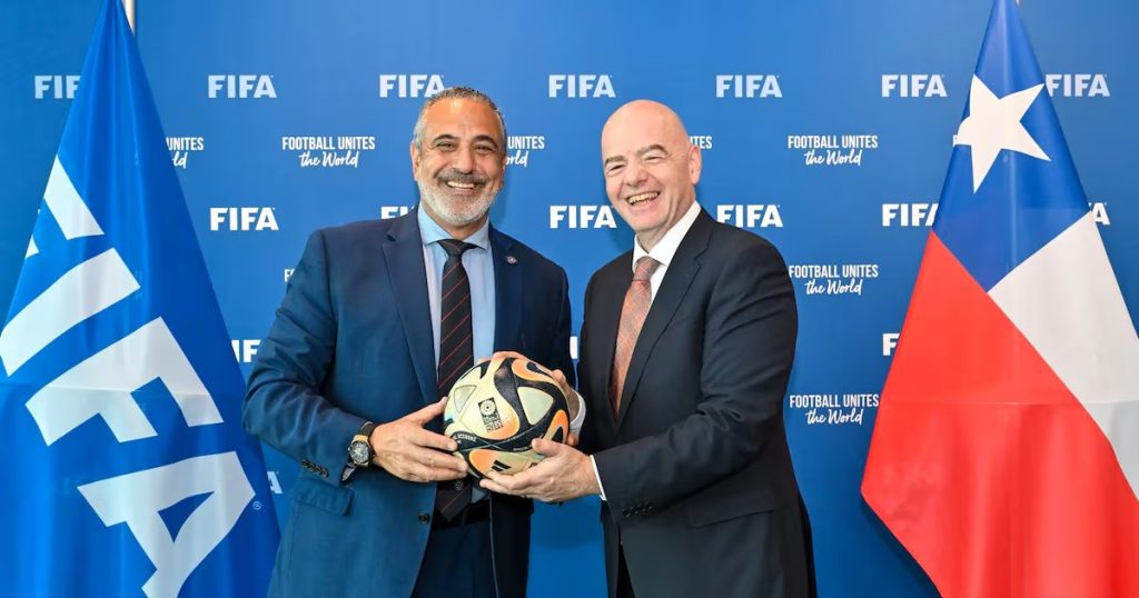 Infantino aterriza en Chile para impulsar el fútbol juvenil