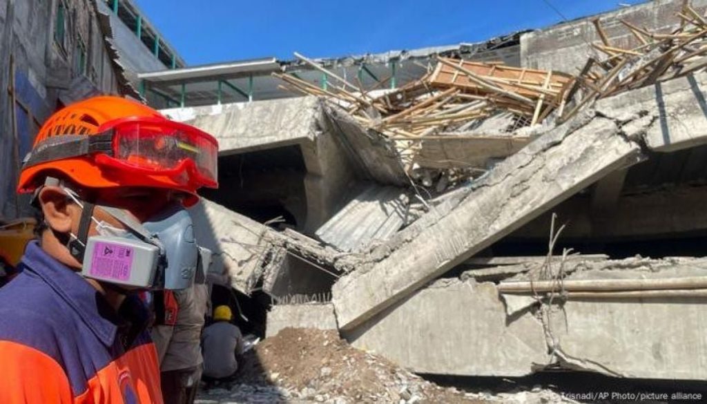 Rescate en Indonesia: Desafíos y Esperanza Tras Derrumbe Escolar.