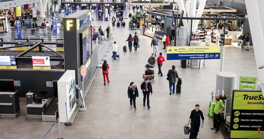Caída del tráfico aéreo entre Chile y EE.UU. marca tendencia preocupante