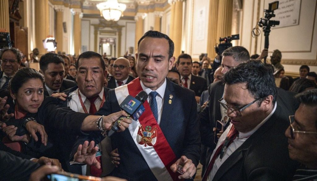 Presidente interino de Perú se compromete a corregir errores del Estado