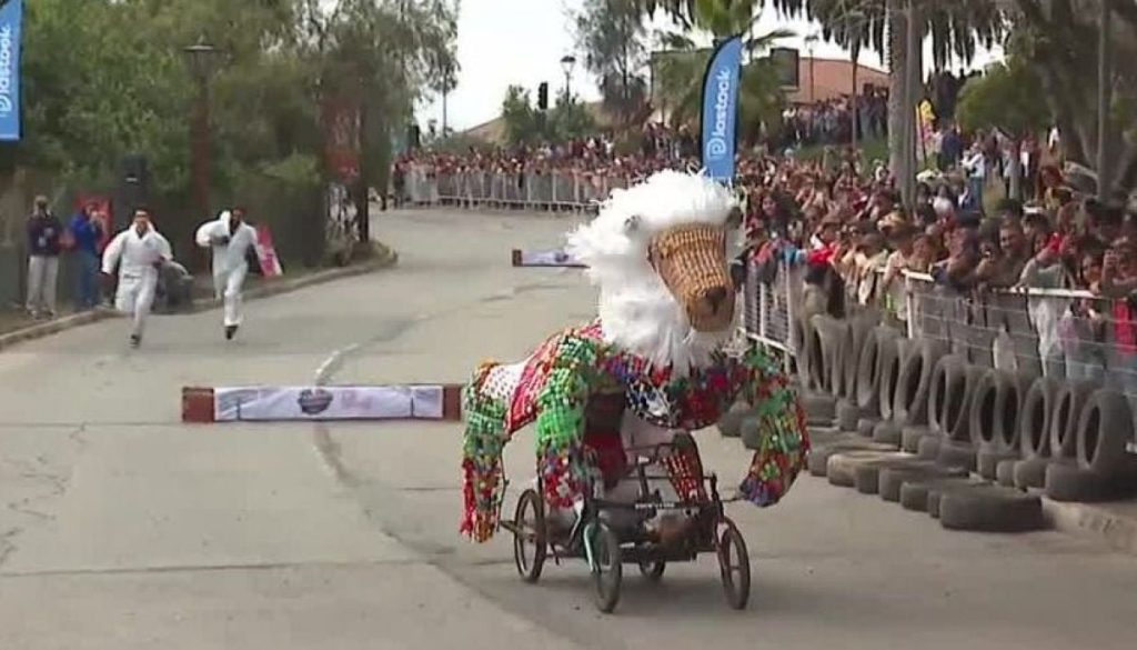 Carrera de carros locos en La Serena: adrenalina y risas aseguradas.