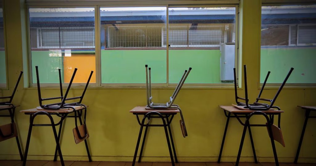 Deserción escolar en Chile alcanza su nivel más bajo desde 2010.