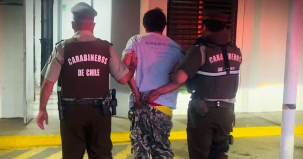 Detienen a hombre con tobillera tras intento de atropello en Santiago