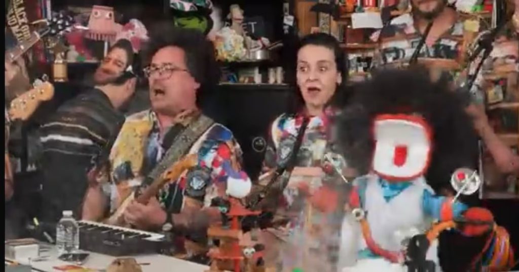 31 Minutos deslumbra en Tiny Desk de NPR con crítica social y humor