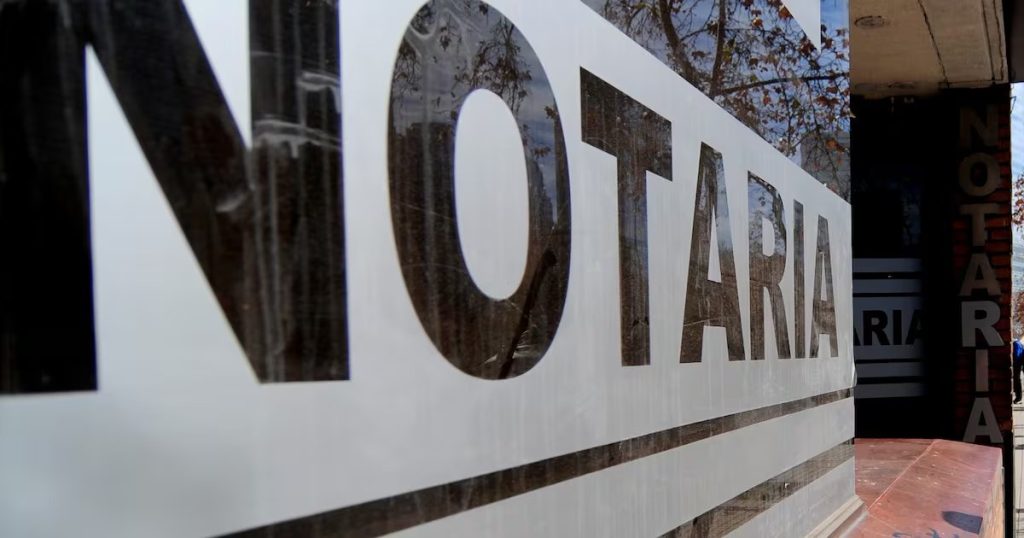 Notario de Santiago enfrentará cargos por falsificación masiva