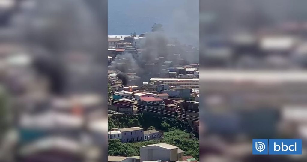 Incendio en Valparaíso afecta a adulto mayor y destruye vivienda