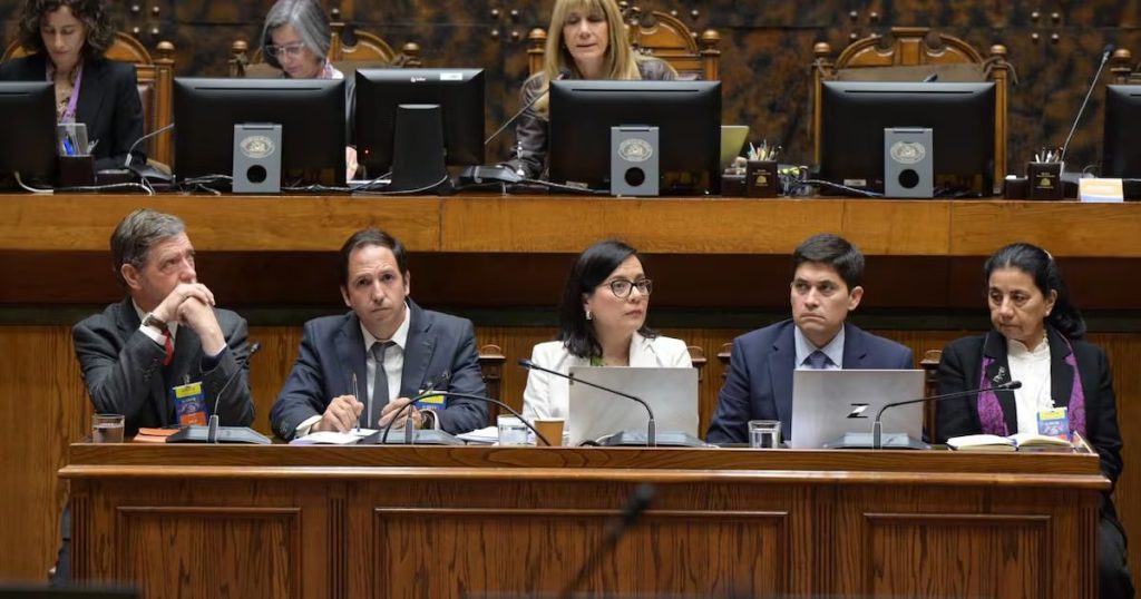 Chile enfrenta riesgo fiscal: deuda pública podría superar el 45% del PIB del país