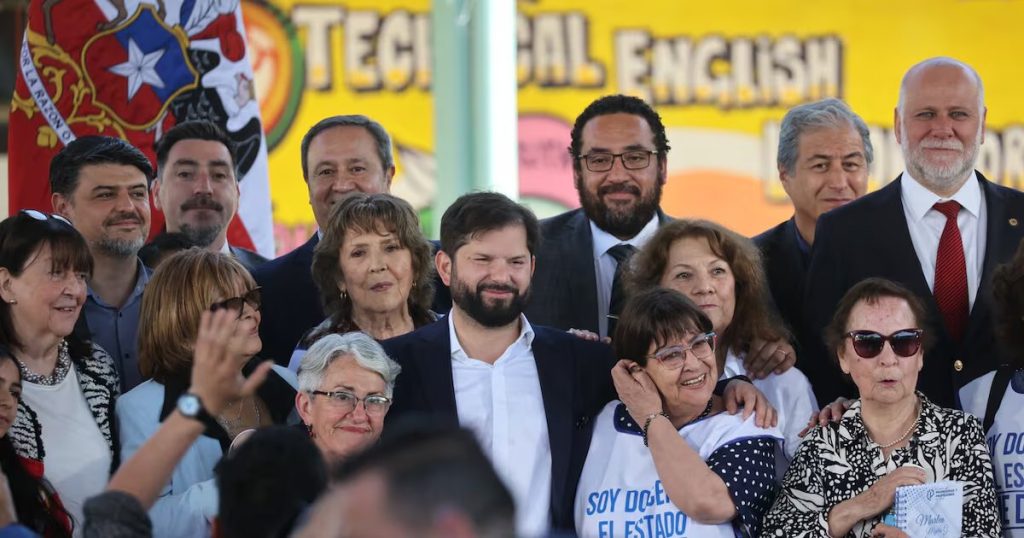 Gabriel Boric impulsa histórica reparación a docentes en Chile