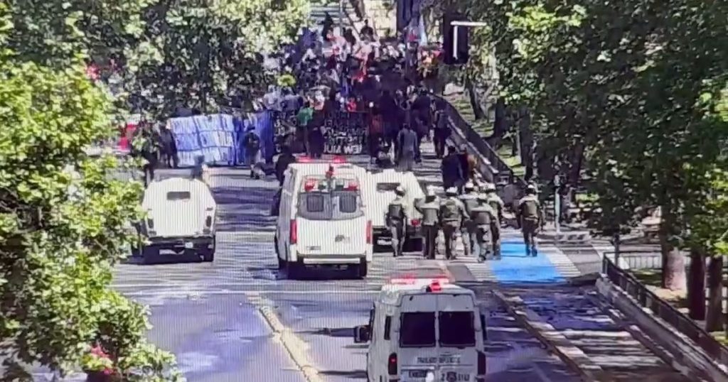 Incidentes y Detenciones Marcan la Marcha Indígena en Santiago
