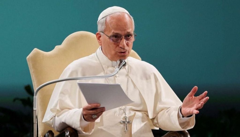 Papa León XIV insta a jóvenes a buscar respuestas más allá del móvil.