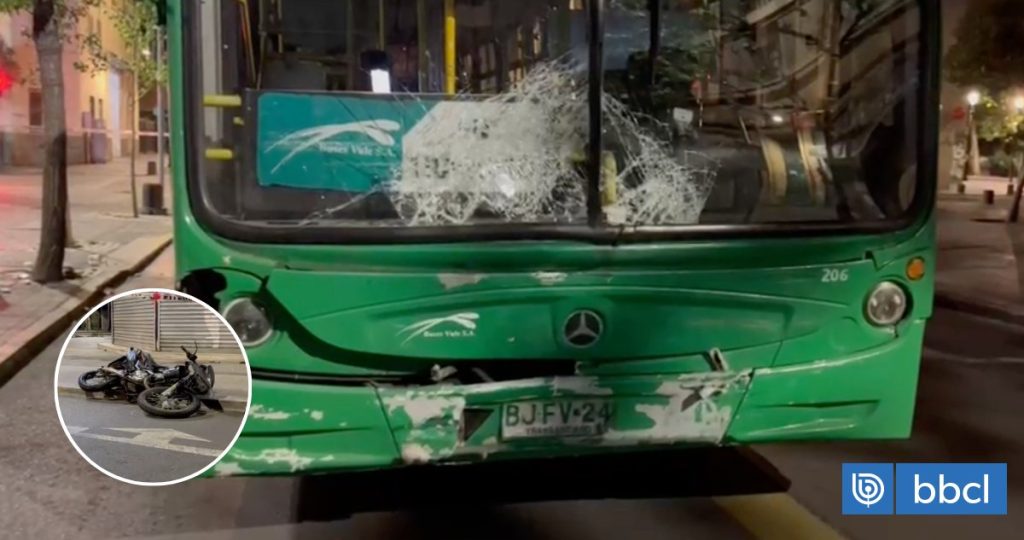 Motociclista armado choca contra bus de la RED en Santiago