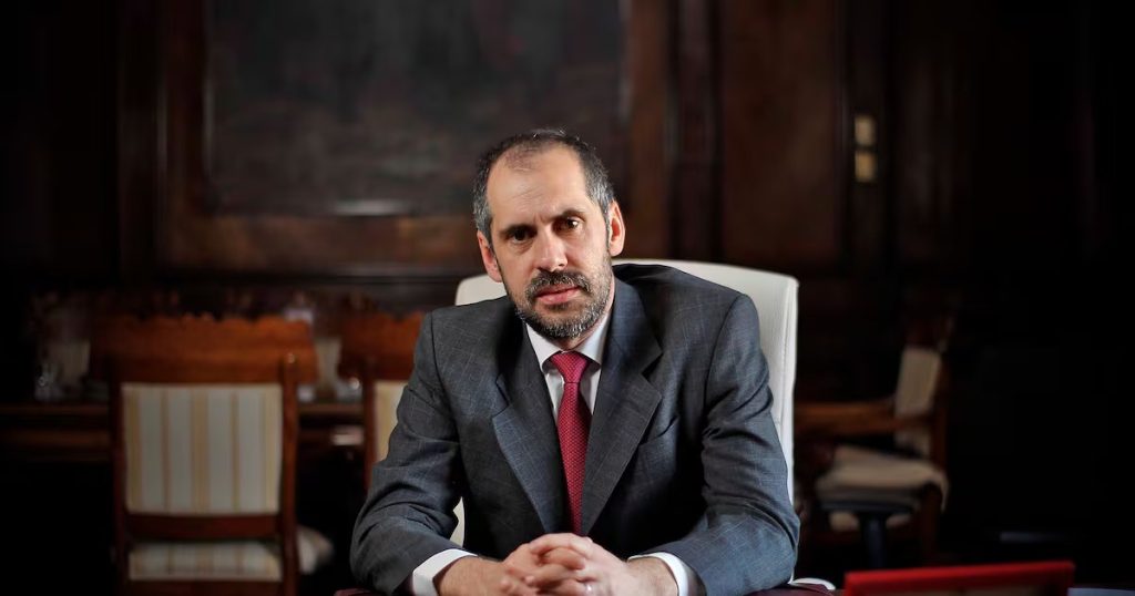 Nicolás Grau enfrenta desafíos fiscales en Chile para 2025